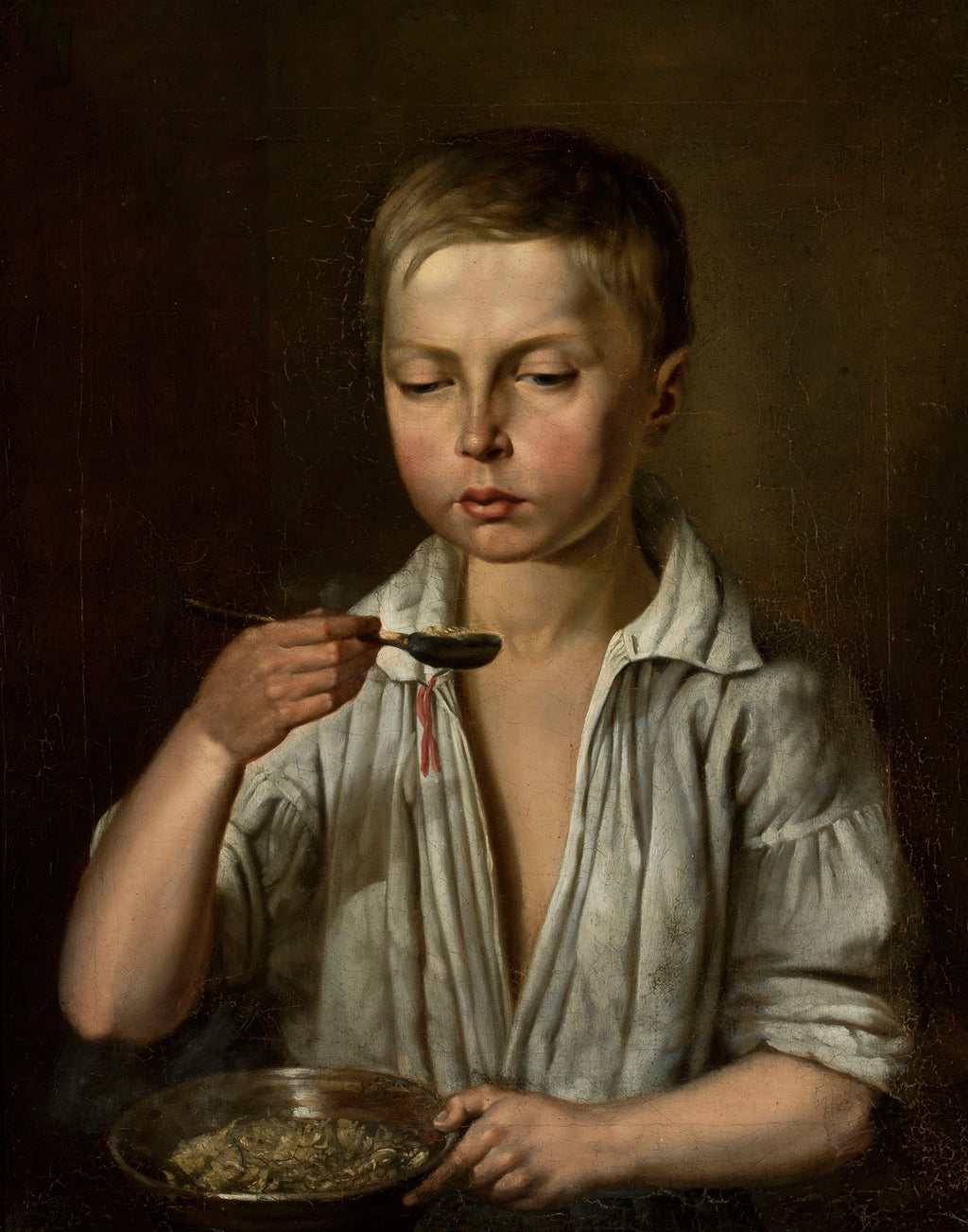 Retrato de um jovem menino de cabelos claros, com camisa branca, segurando uma colher com comida e uma tigela, com expressão pensativa, em tons escuros e iluminação suave.