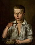 Retrato de um jovem menino de cabelos claros, com camisa branca, segurando uma colher com comida e uma tigela, com expressão pensativa, em tons escuros e iluminação suave.