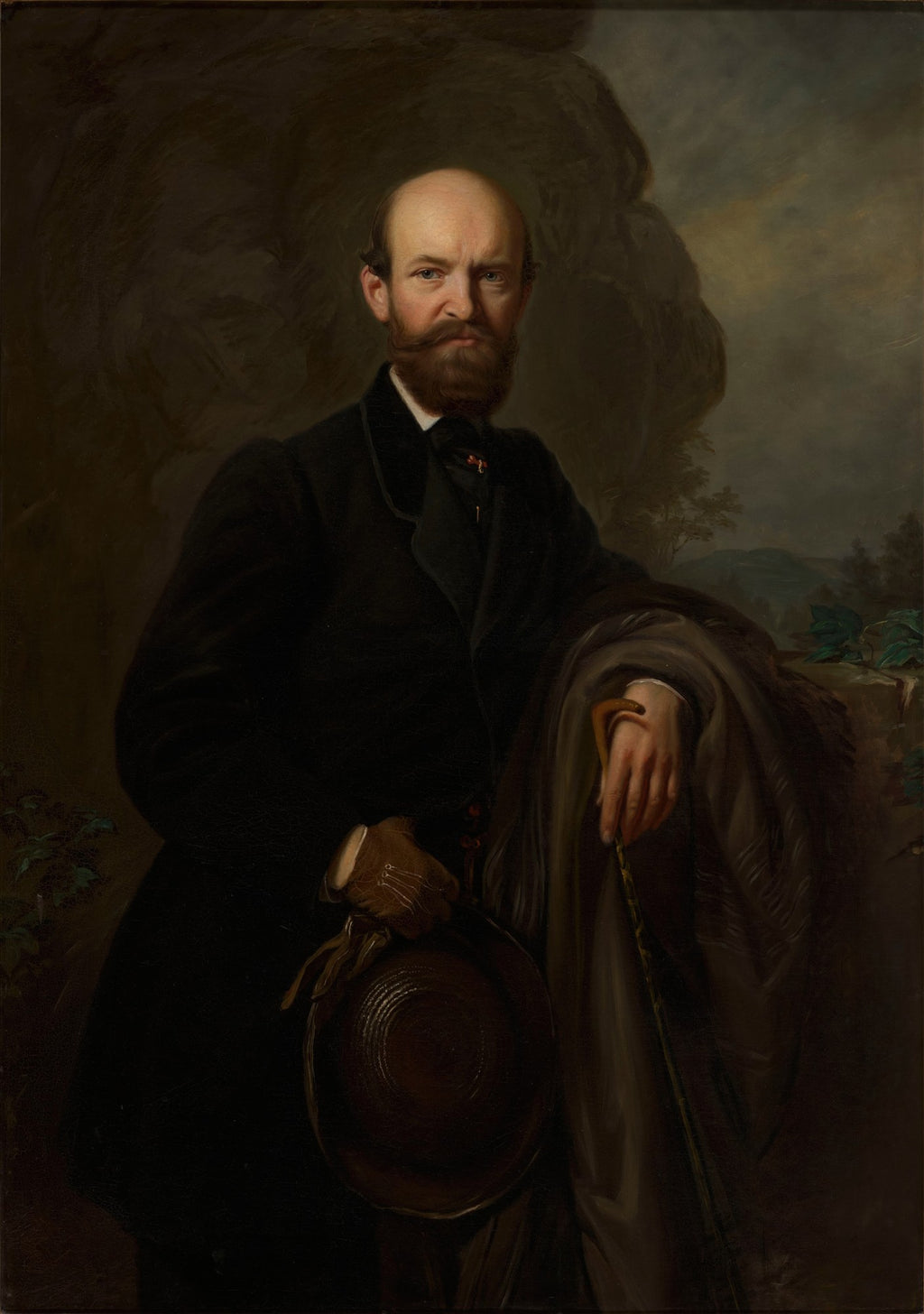 Retrato de um homem barbudo com olhar sério, vestindo casaco preto e segurando um chapéu e uma bengala, sobre fundo escuro com paisagem ao fundo. Atribuído a Józef Simmler.