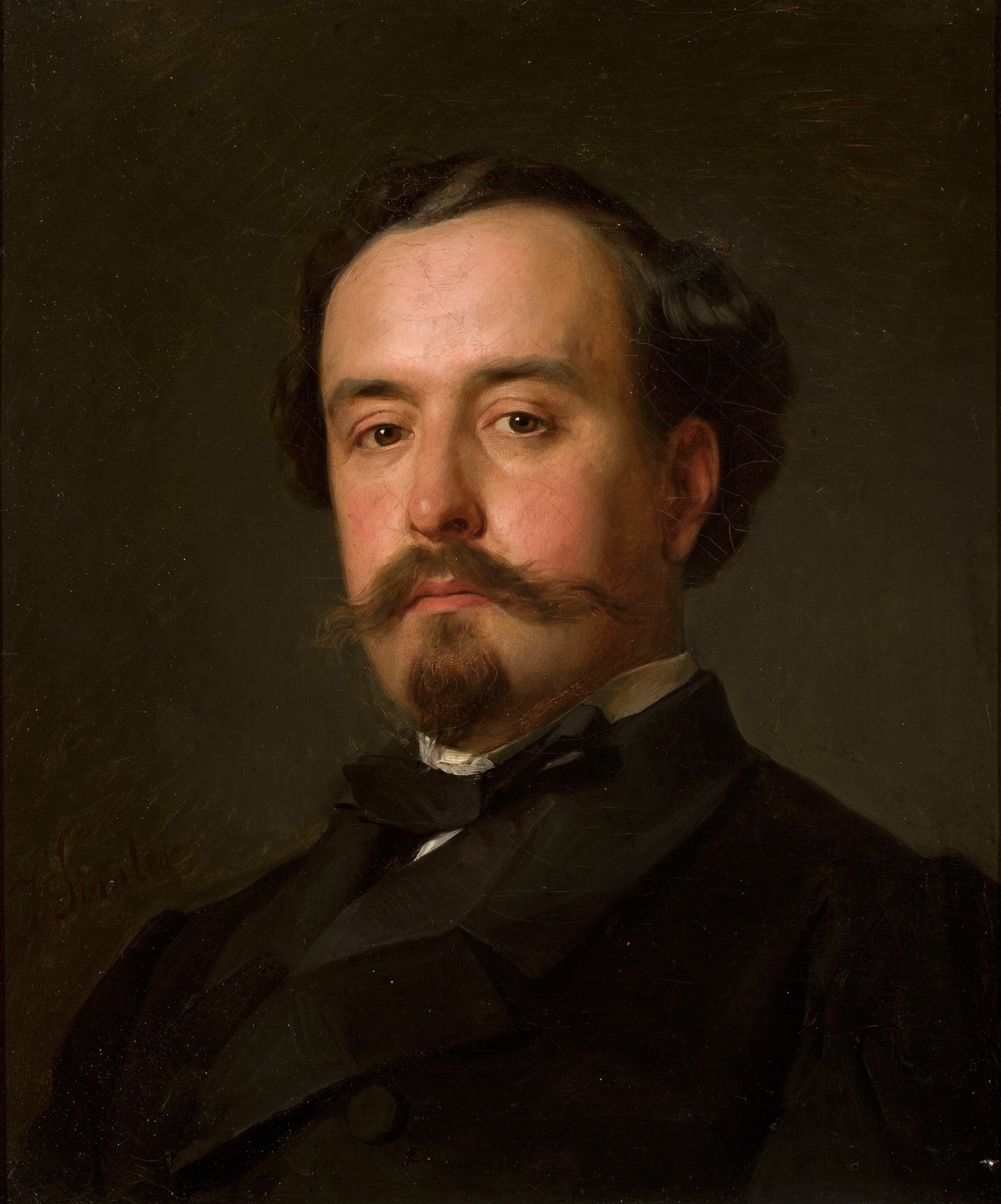 Retrato clássico de um homem com bigode e barba, vestindo terno escuro e laço, fundo escuro, atribuído a Józef Simmler.