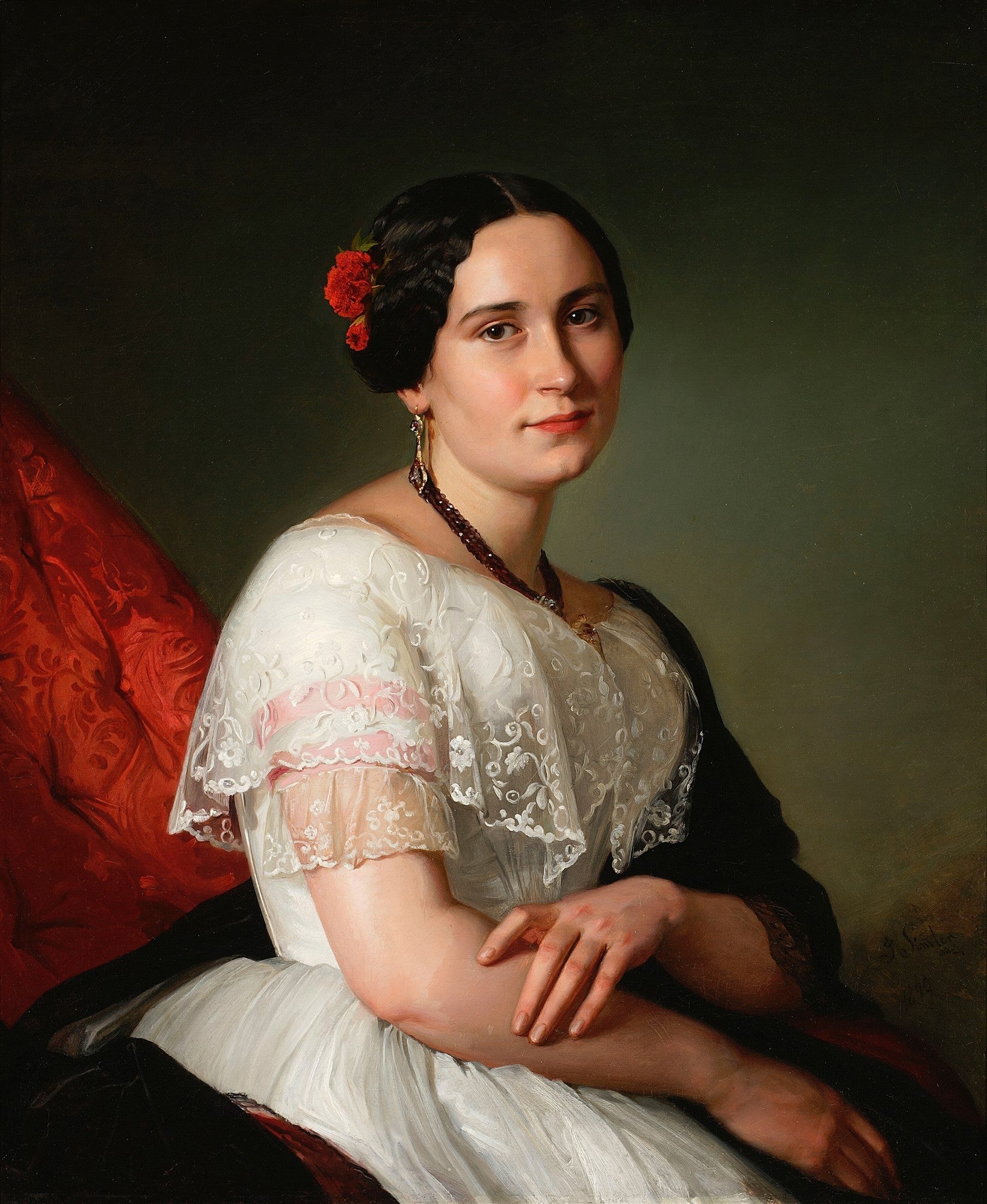 Retrato de uma senhora do século XIX, com cabelo escuro preso e uma flor vermelha, vestindo um vestido branco de renda e um colar escuro, com um fundo verde-escuro e tecido vermelho vibrante ao lado.