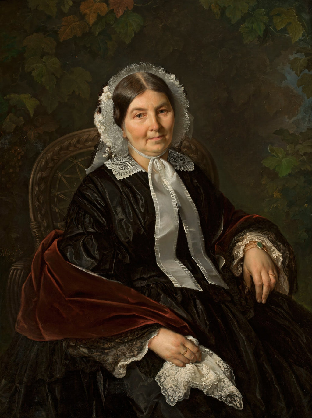 Retrato de uma mulher sentada, de meia-idade, com um lenço de cabeça branco rendado e um vestido escuro com detalhes em renda e veludo vermelho. O fundo é escuro com folhagens verdes e marrons. A mulher segura um lenço de renda nas mãos.