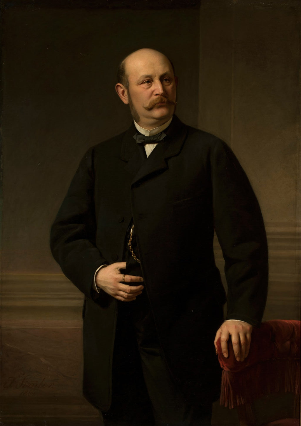 Retrato de um homem calvo com bigodes proeminentes, vestindo um terno escuro e gravata borboleta, com uma corrente de relógio visível. Ele tem uma expressão séria e está posicionado em um fundo escuro e clássico, com uma poltrona vermelha à direita. A pintura é atribuída a Józef Simmler.