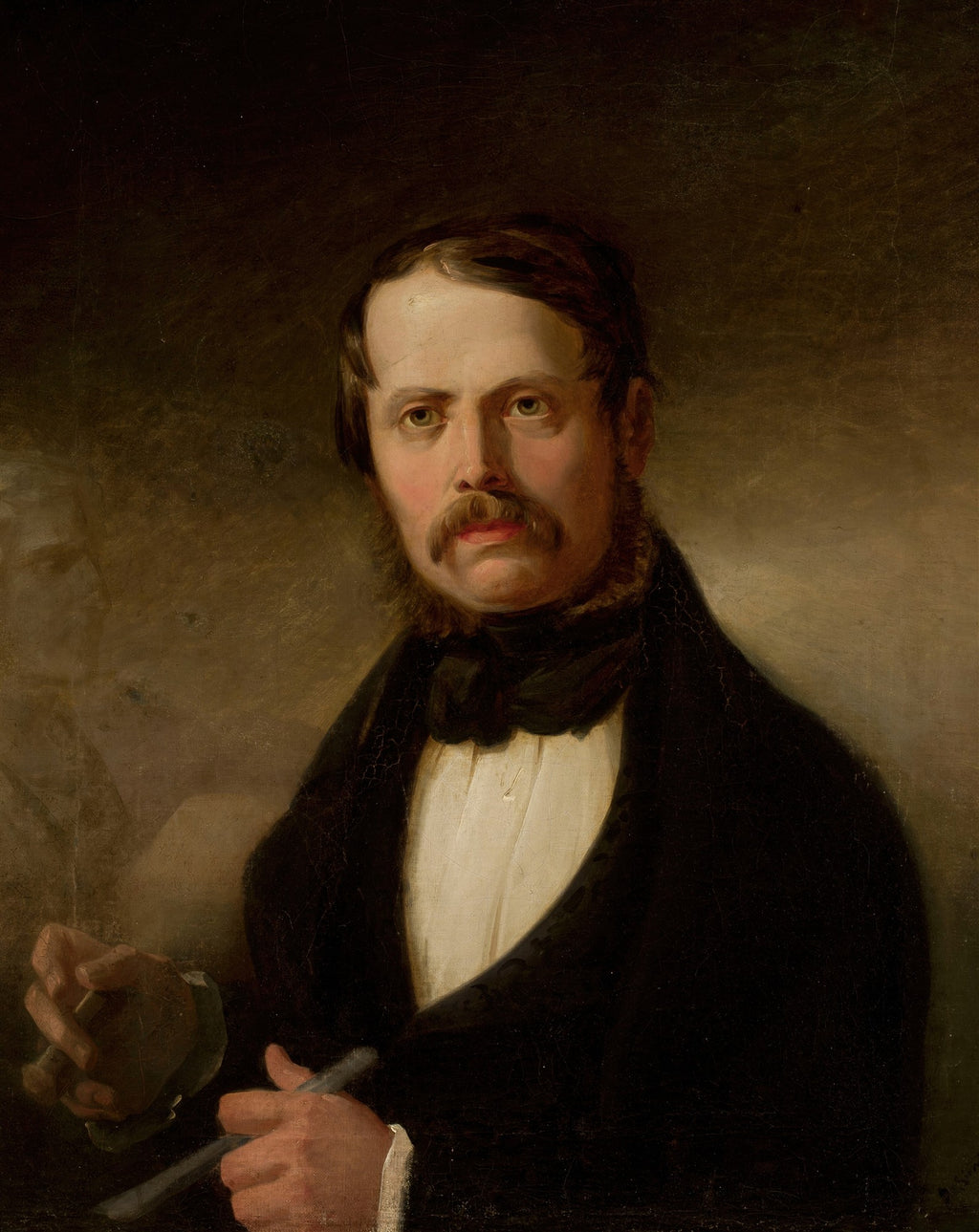 Retrato de um homem com bigode e costeletas, vestindo terno escuro e camisa branca, segurando um pincel, atribuído a Józef Simmler. A luz incide sobre seu rosto e mãos.