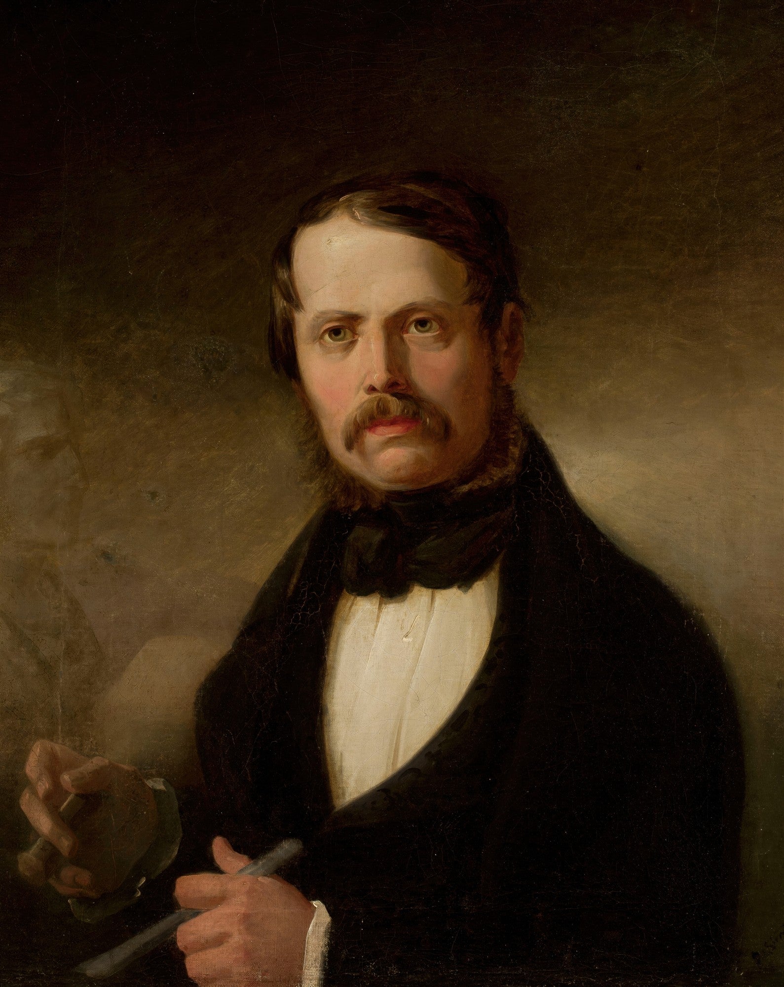 Retrato de um homem com bigode e costeletas, vestindo terno escuro e camisa branca, segurando um pincel, atribuído a Józef Simmler. A luz incide sobre seu rosto e mãos.