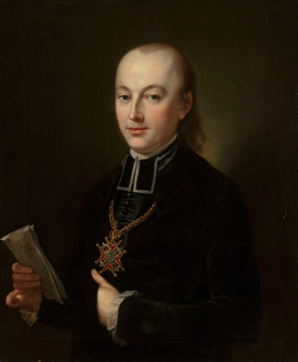Retrato a óleo de um clérigo de semblante sereno, vestindo trajes escuros e uma medalha dourada no pescoço, segurando um papel na mão esquerda, sobre um fundo escuro. Obra atribuída a Józef Simmler.
