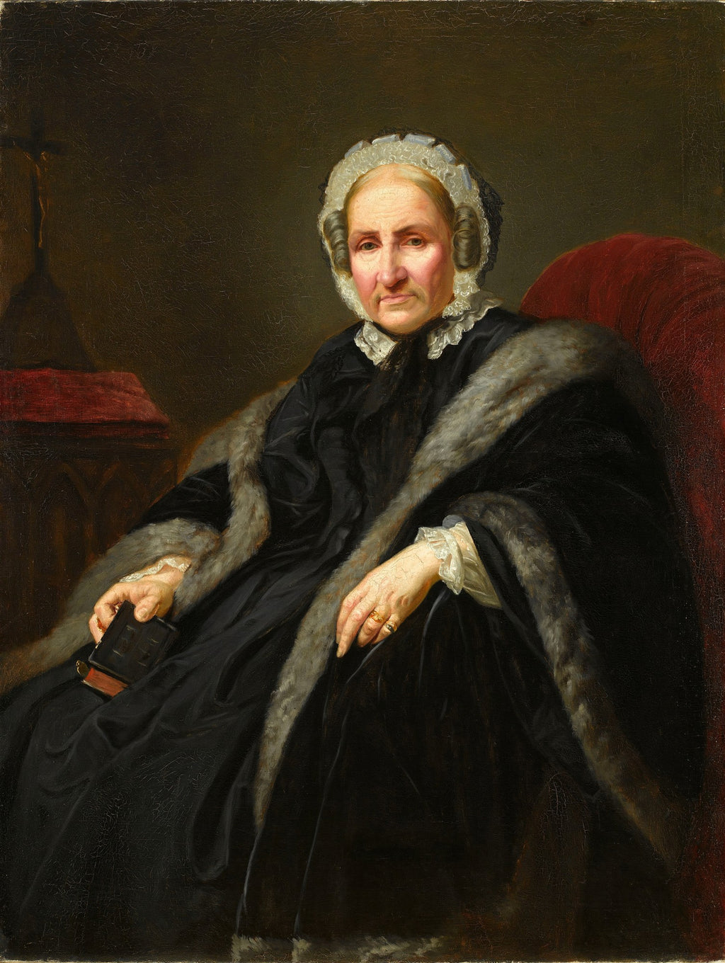 Retrato de senhora idosa de Józef Simmler, vestindo um vestido preto com gola de renda branca e um casaco com detalhes de pele cinza. Ela usa um toucado branco e segura um pequeno livro escuro na mão esquerda. Ao fundo, uma cruz e uma poltrona vermelha. A expressão facial é séria e contemplativa.