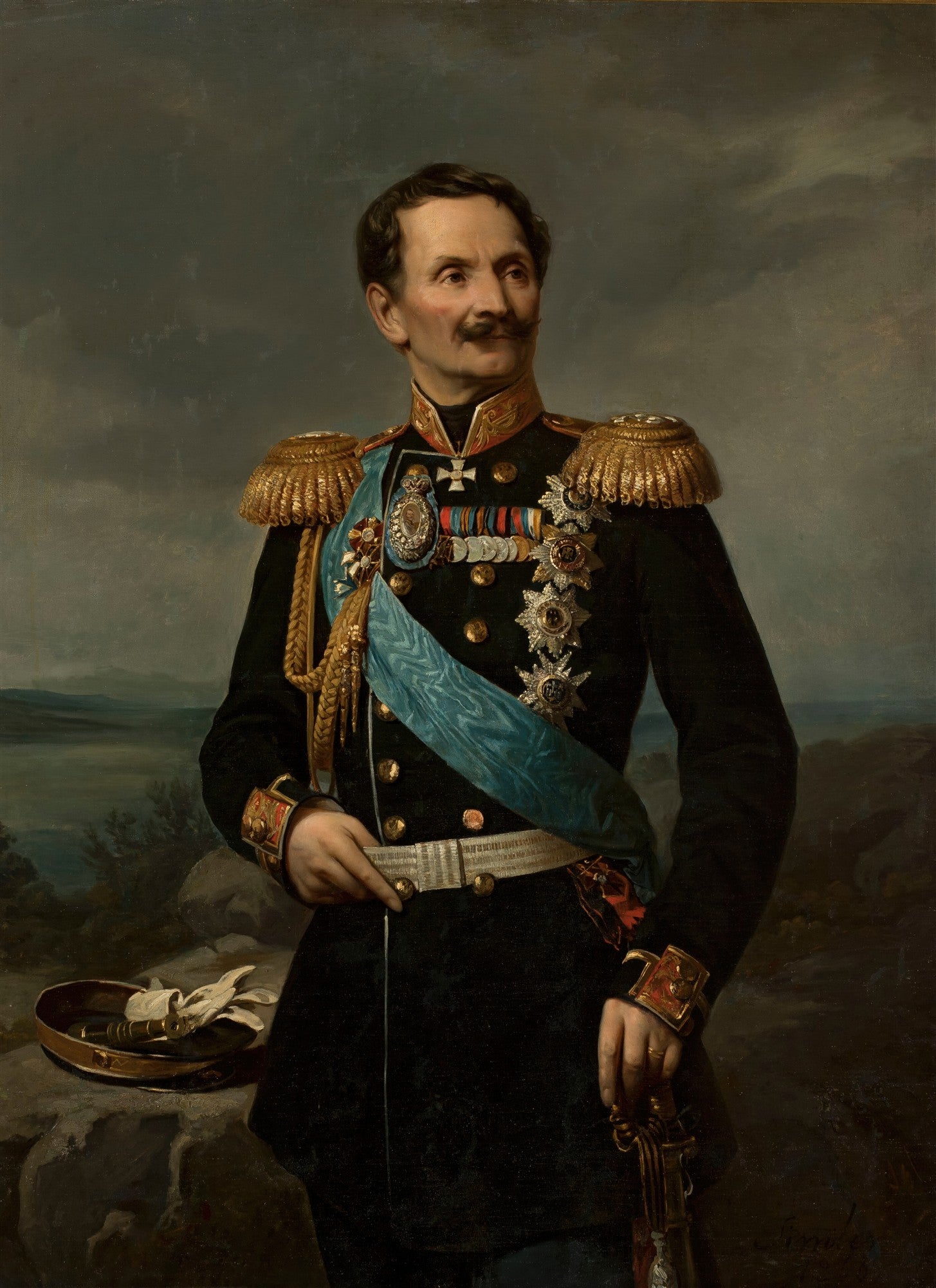 Retrato de um oficial militar do século XIX em uniforme escuro com condecorações e faixa azul, olhando para o lado. Atribuído a Józef Simmler.