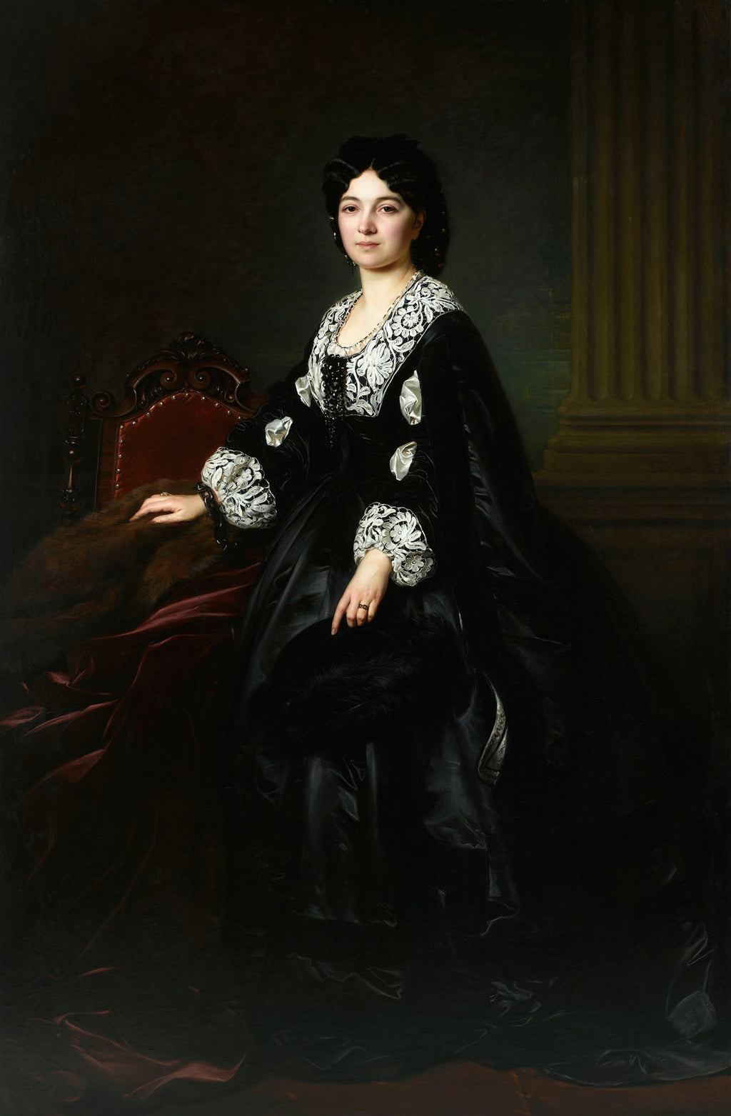 Retrato de corpo inteiro de uma dama do século XIX, vestindo um suntuoso vestido preto com detalhes brancos e renda, sentada ao lado de uma cadeira vermelha e um pilar.
