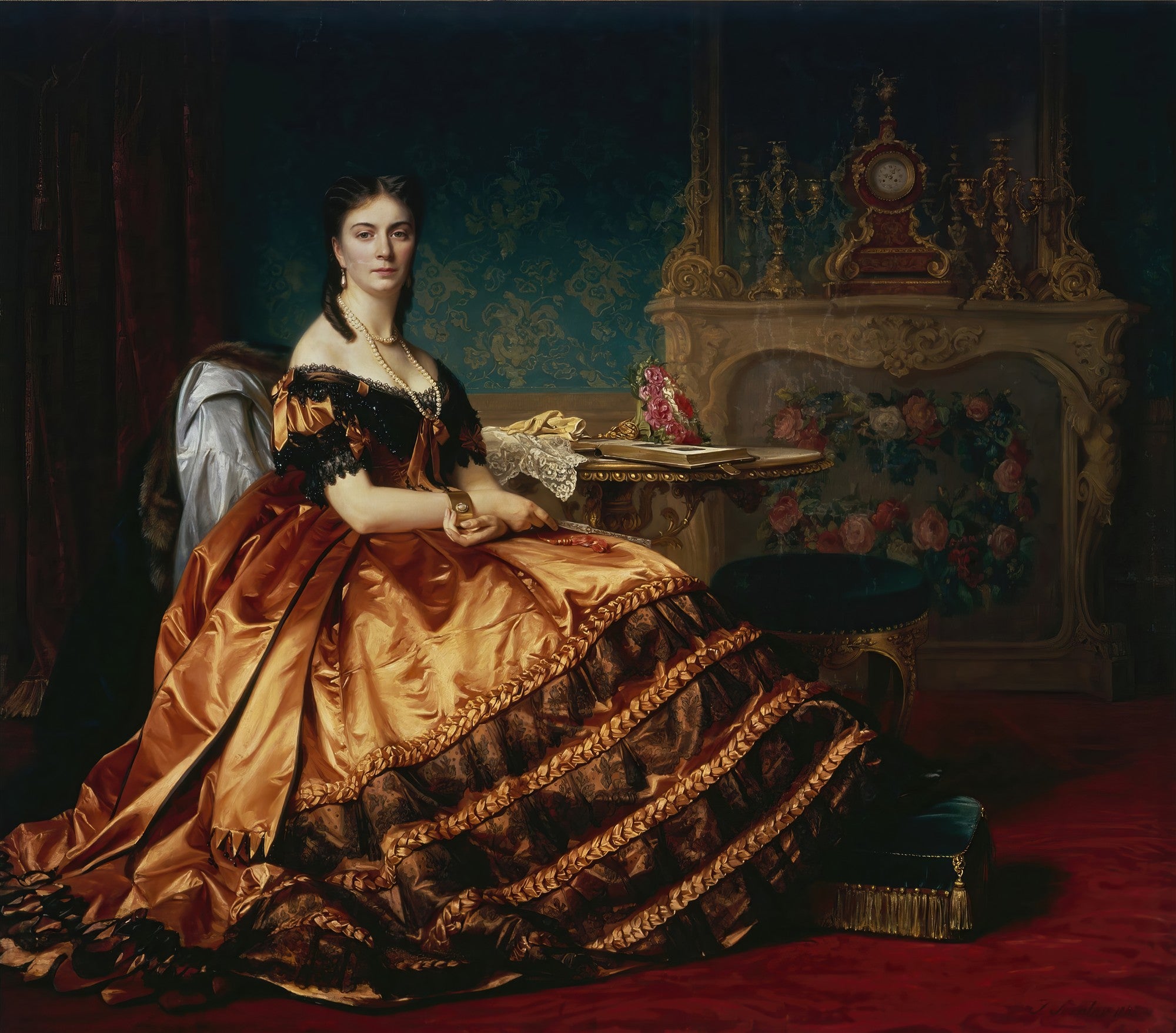 Quadro decorativo com o retrato de uma dama sentada, vestindo um suntuoso vestido dourado e escuro, em um ambiente clássico com lareira e detalhes ornamentados.