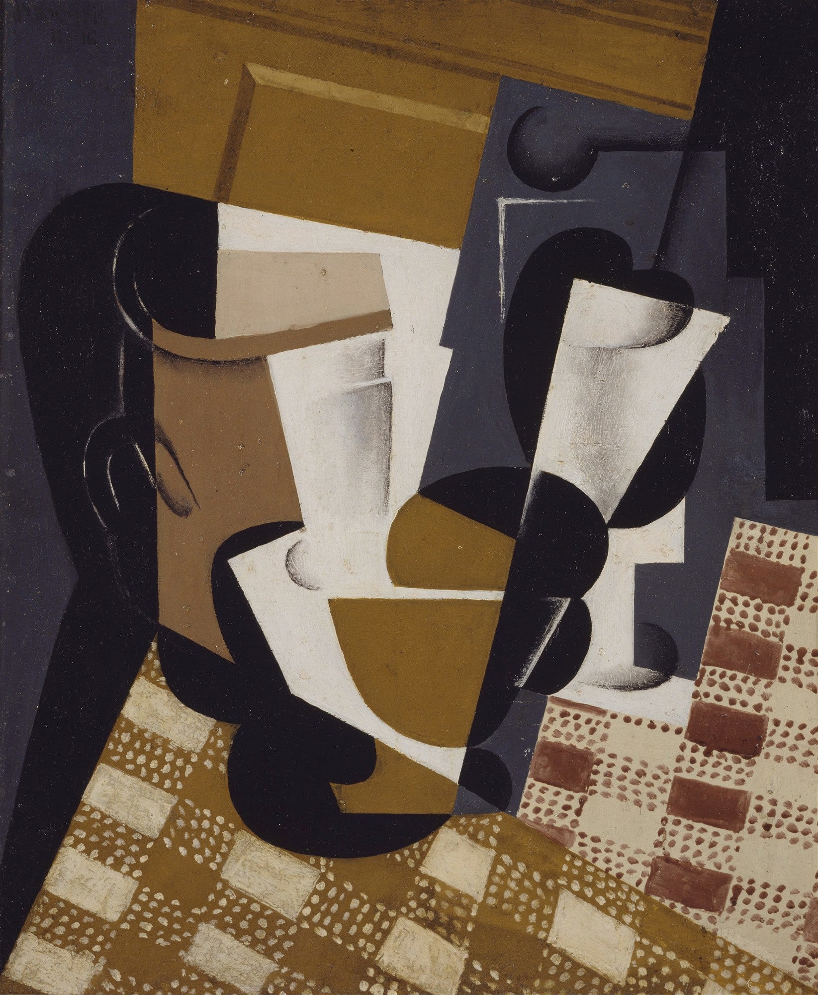 Quadro decorativo cubista de Juan Gris, 'The Coffee Grinder', com formas geométricas que representam um moedor de café e objetos de mesa em tons de marrom, preto, branco e cinza, sobre uma toalha de mesa quadriculada
