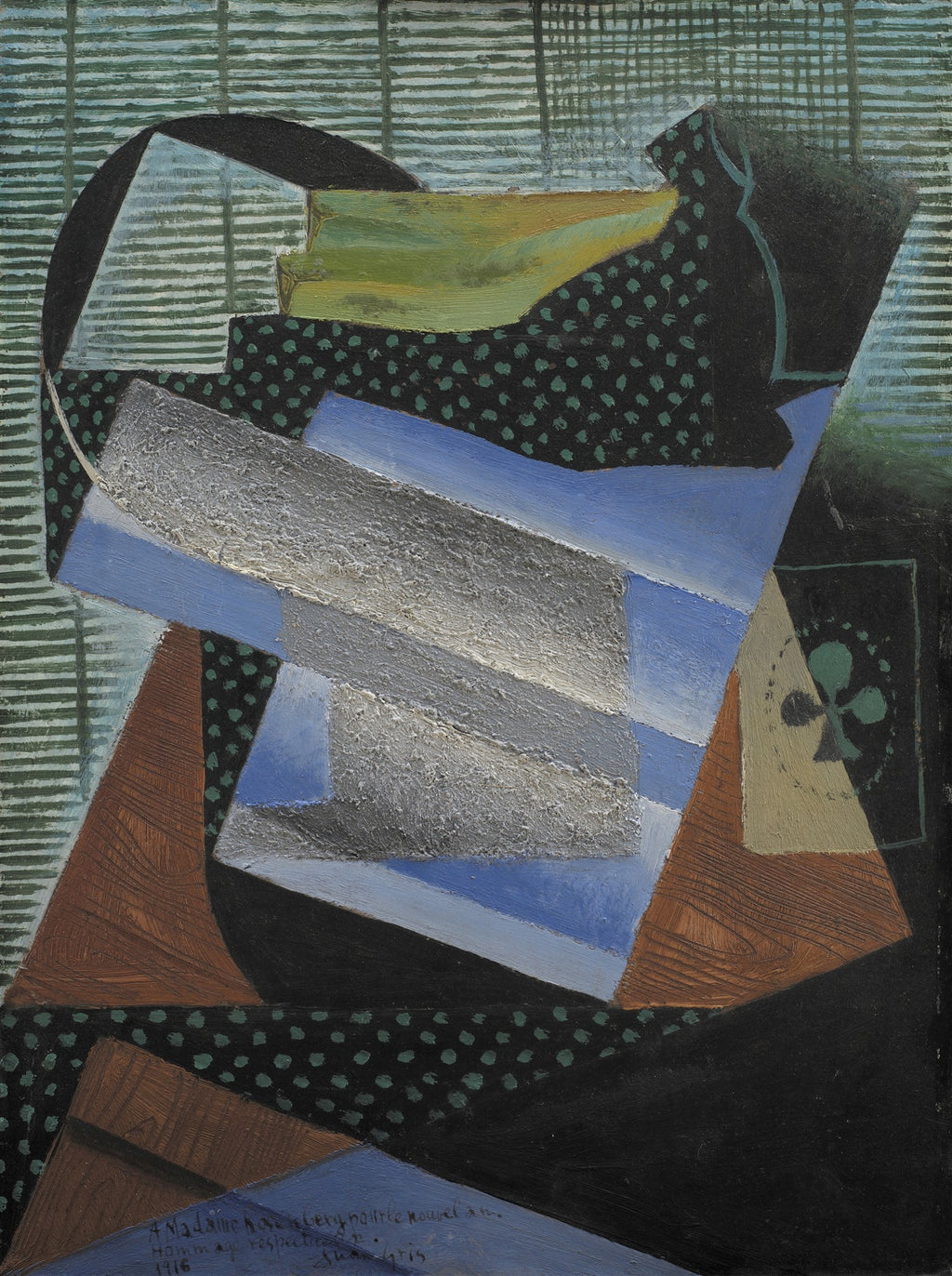 Uma pintura cubista de Juan Gris, 'Natureza Morta com Garrafa e Livro', apresenta formas geométricas sobrepostas em tons de azul, cinza, verde escuro, marrom e preto. Há padrões de pontilhados e listras, com um toque texturizado em algumas áreas.