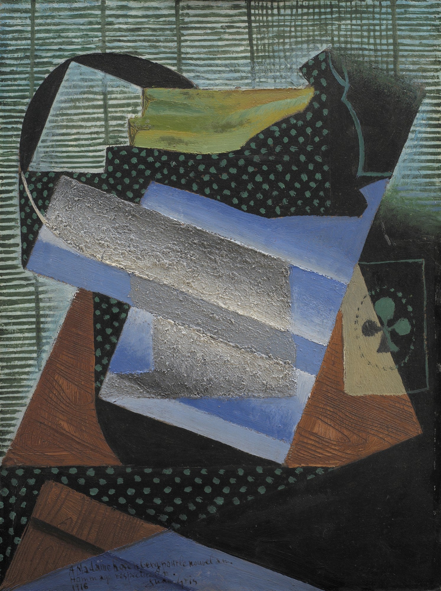 Uma pintura cubista de Juan Gris, 'Natureza Morta com Garrafa e Livro', apresenta formas geométricas sobrepostas em tons de azul, cinza, verde escuro, marrom e preto. Há padrões de pontilhados e listras, com um toque texturizado em algumas áreas.