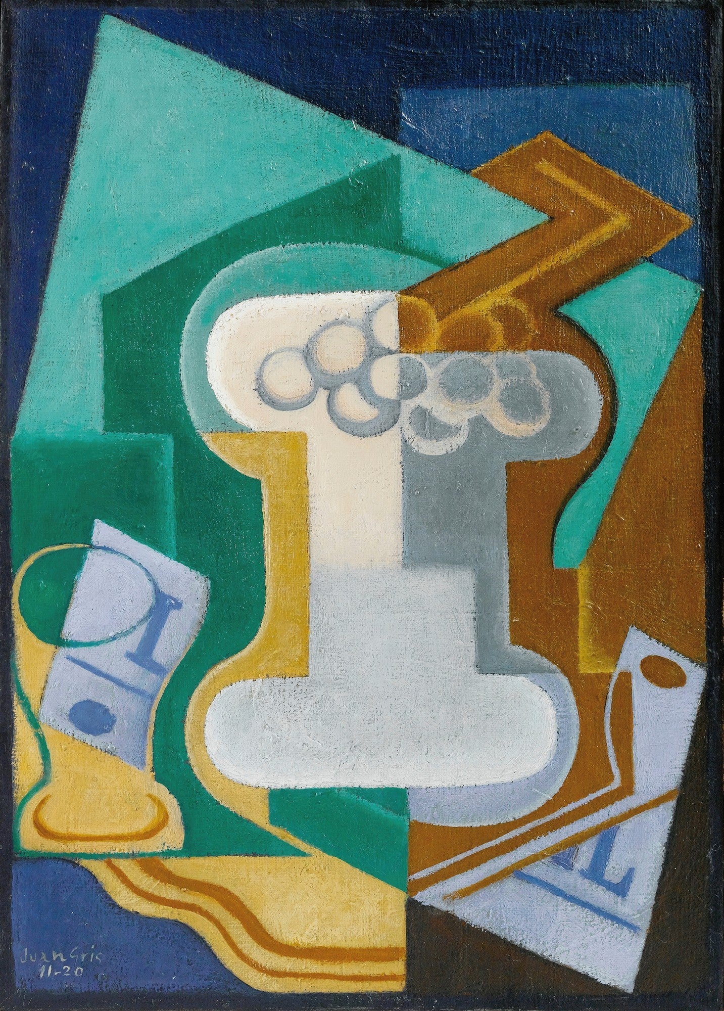 Pintura cubista de Juan Gris, uma natureza-morta com formas geométricas e cores vibrantes, incluindo tons de verde, azul, marrom e branco, representando objetos como um copo e uma garrafa de forma fragmentada.