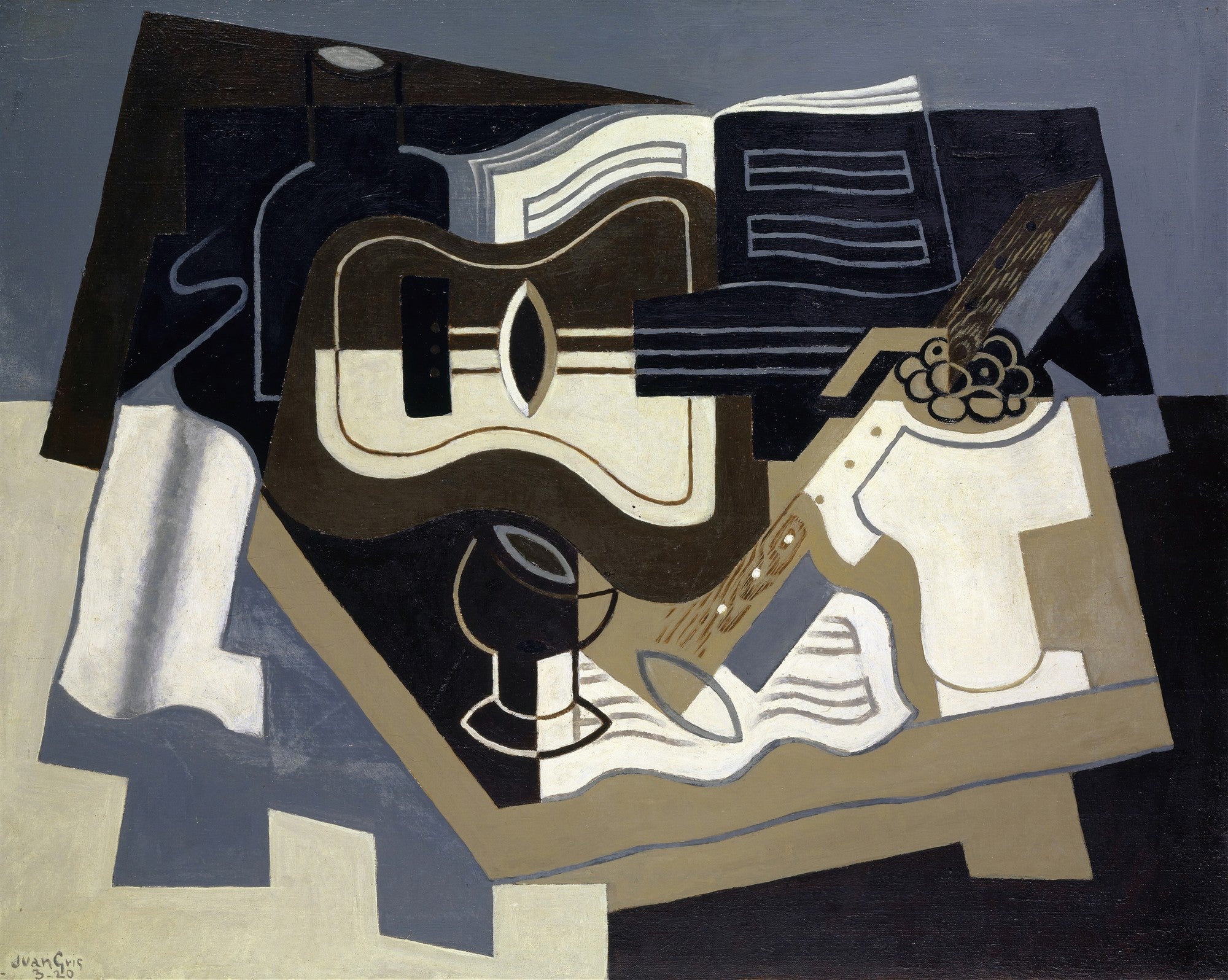 Pintura cubista de Juan Gris, 'Guitar and Fruit Bowl', com guitarra, partitura, fruteira e garrafa em tons de cinza, marrom e branco sobre fundo escuro.