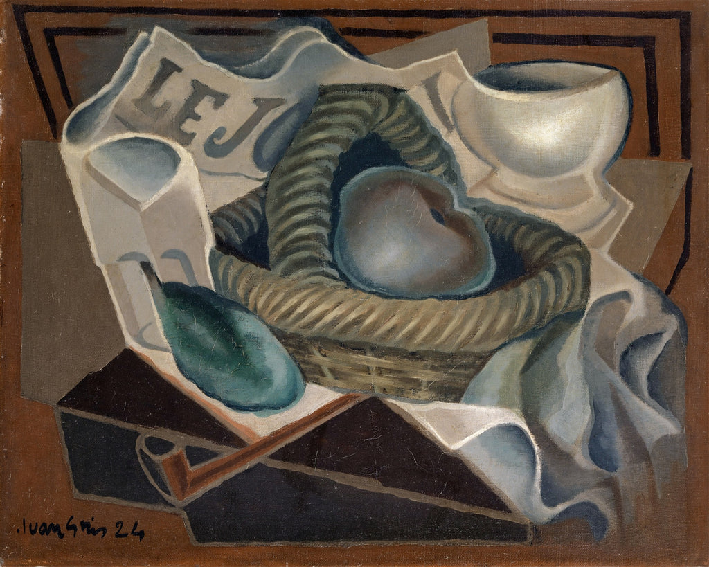 Uma pintura cubista de natureza-morta de Juan Gris, "Cesto de Frutas e Cachimbo", que apresenta um cesto de vime com frutas, um cachimbo, um copo e um jornal sobre uma superfície facetada em tons de cinza, marrom e azul esverdeado.