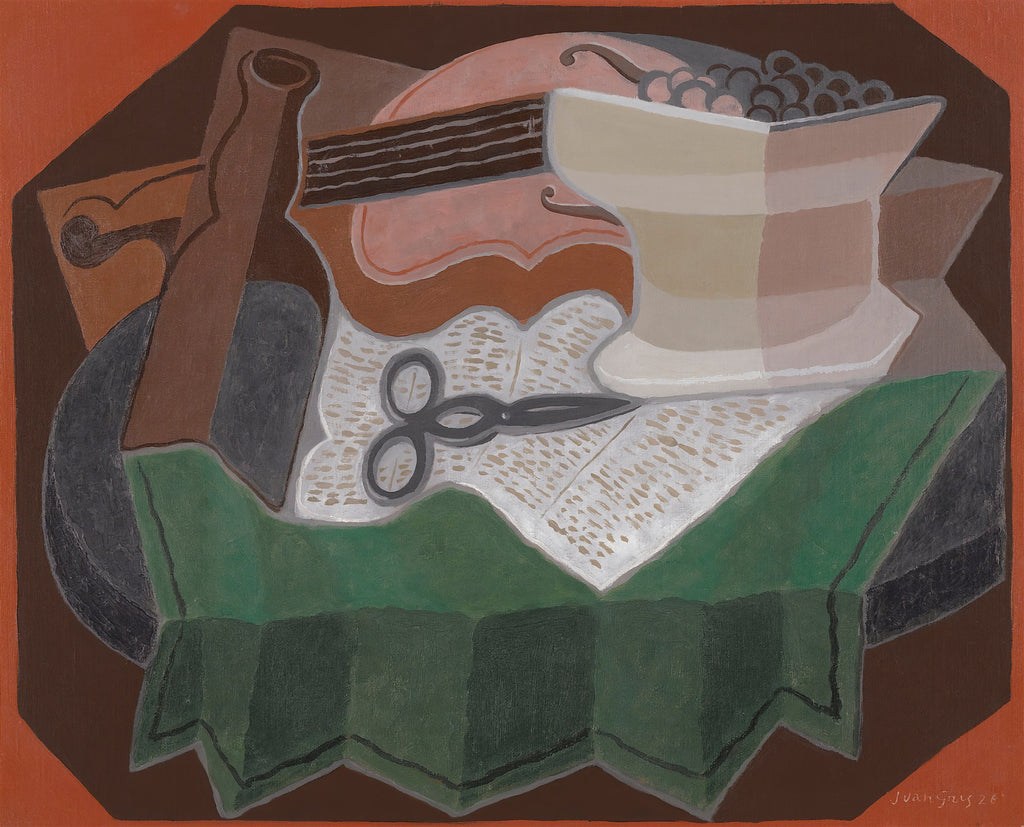 Quadro decorativo cubista de Juan Gris, 'Natureza Morta com Fruteira e Garrafa', apresentando objetos como garrafa, fruteira com uvas, instrumento musical e tesoura sobre jornal, em tons terrosos e formas geométricas.