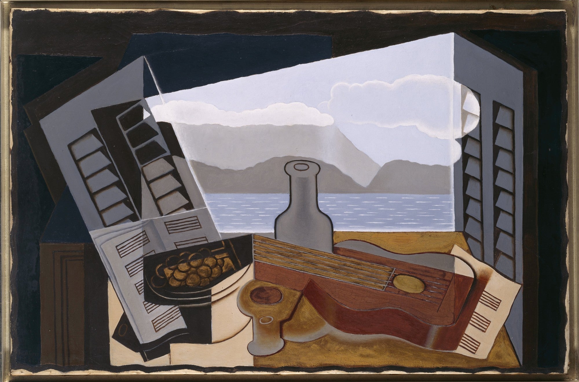 Quadro decorativo cubista de Juan Gris, 'A Janela Aberta', com janela, paisagem marinha, garrafa, violão e partituras em tons de azul, cinza e marrom.