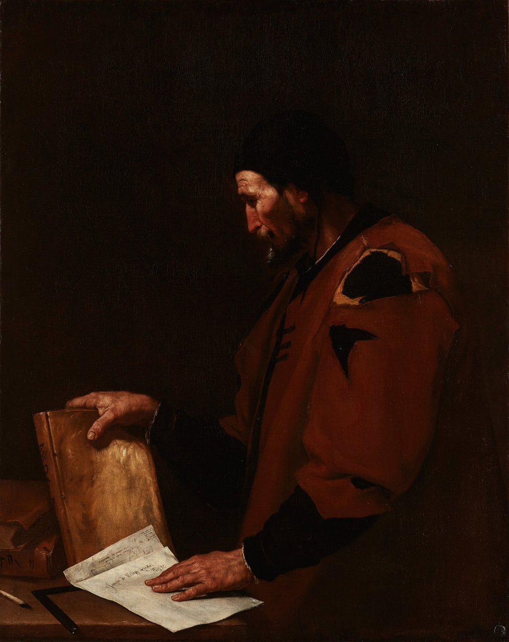 Quadro decorativo do pintor Jusepe de Ribera, 'O Geômetra', representando um homem idoso, de perfil, com gorro e manto avermelhado, debruçado sobre livros e papéis em uma mesa escura, iluminado por uma luz dramática. Sua expressão é de profunda concentração.