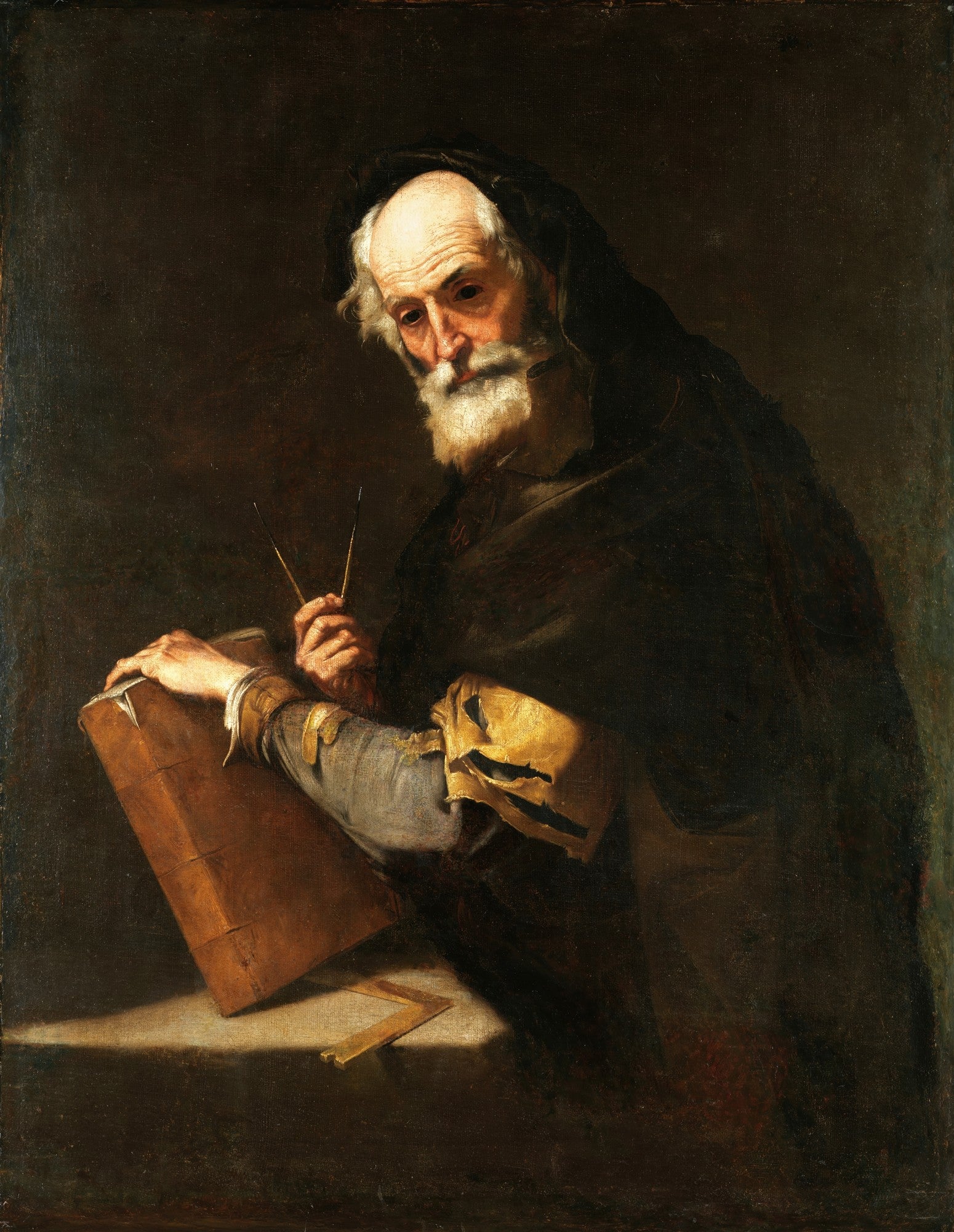 Pintura a óleo de Jusepe de Ribera, 'O Geômetra', representando um homem idoso com barba branca, segurando um compasso, olhando pensativamente para o espectador, com um livro e uma régua em uma mesa. A imagem é escura, com iluminação dramática realçando o rosto e as mãos do personagem.