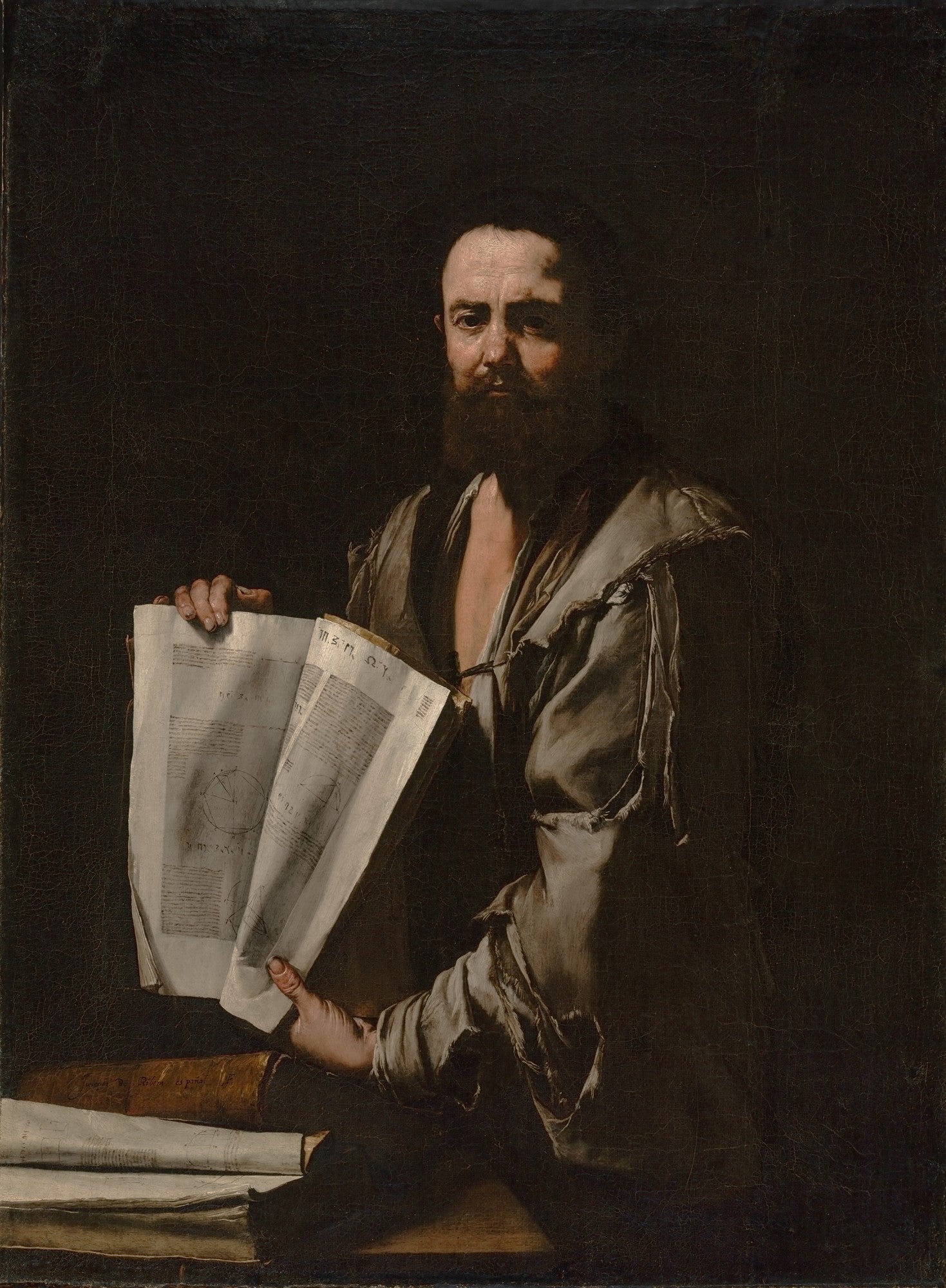 Retrato de um homem barbudo, de vestes simples e rasgadas, segurando um livro aberto com diagramas geométricos, iluminado por uma forte luz lateral em um fundo escuro, técnica de chiaroscuro. Atribuído a Jusepe de Ribera.