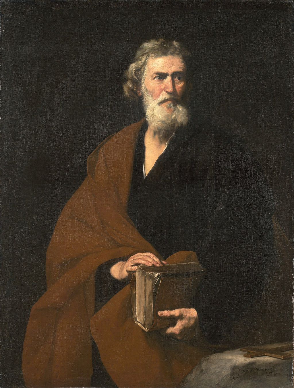Retrato de um homem idoso com barba grisalha e cabelos longos, vestindo uma túnica escura e um manto marrom, segurando um livro grande. A iluminação dramática realça seu rosto pensativo em um fundo escuro. Obra atribuída a Jusepe de Ribera.