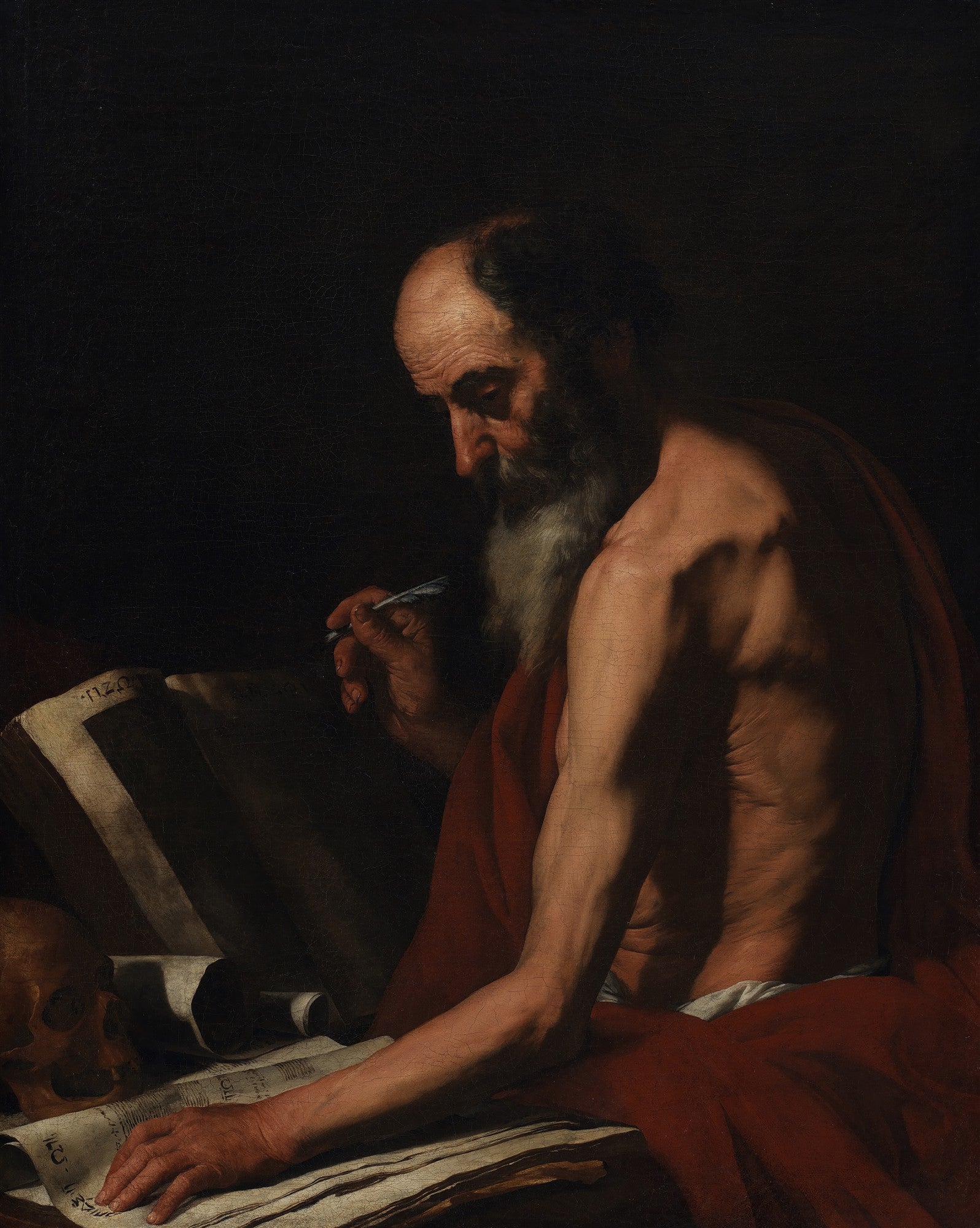 Quadro decorativo mostrando São Jerônimo, um homem idoso com barba branca e calvo, sem camisa, envolto em um manto vermelho, escrevendo em um livro com uma pena. A cena é escura, iluminada por uma fonte de luz lateral que realça o rosto concentrado, os músculos do braço e os pergaminhos. Uma caveira repousa ao lado dos livros, simbolizando a mortalidade.