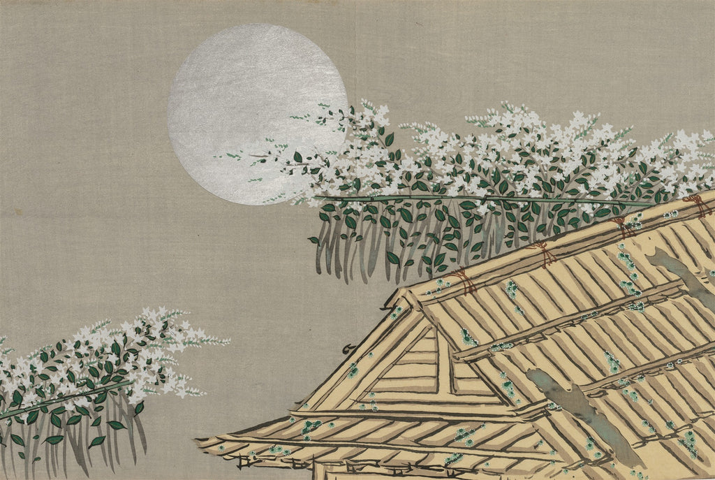 Quadro decorativo japonês 'Lua e Flores' de Kamisaka Sekka, retratando uma grande lua prateada sobre um telhado tradicional e arbustos com flores brancas.
