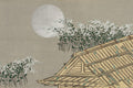 Quadro decorativo japonês 'Lua e Flores' de Kamisaka Sekka, retratando uma grande lua prateada sobre um telhado tradicional e arbustos com flores brancas.