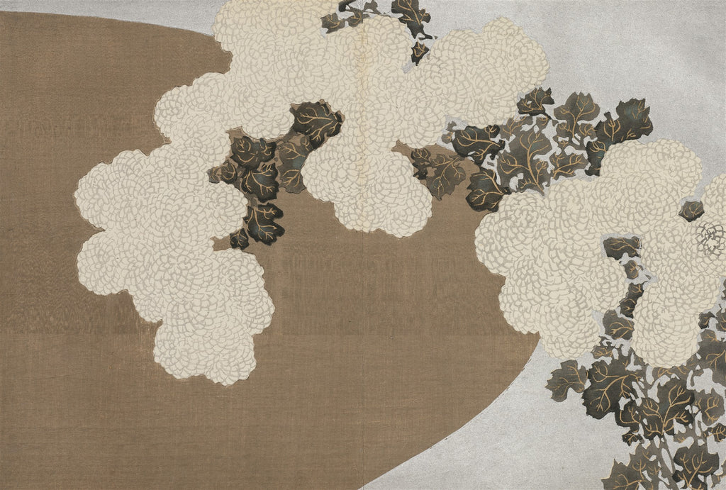 Quadro decorativo com crisântemos brancos estilizados sobre um fundo de tons neutros, marrom e cinza, em um design ondulante. A obra é de Kamisaka Sekka, com folhas escuras com detalhes dourados entre as flores.