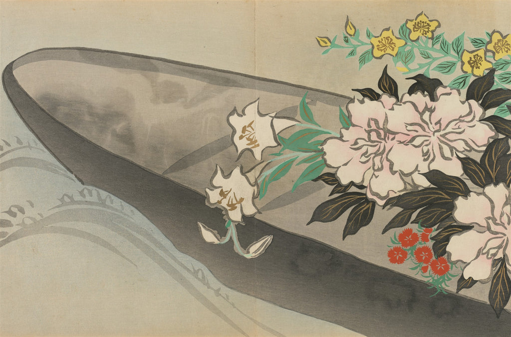 Gravura japonesa de Kamisaka Sekka com um barco cinza escuro no canto inferior esquerdo e um arranjo floral abundante de flores brancas, amarelas e vermelhas vibrantes no canto superior direito. O fundo é neutro e as flores possuem folhas em tons de verde e marrom.