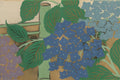 Quadro decorativo com ilustração de hortênsias em tons de azul, roxo e verde, com fundo dourado, estilo arte japonesa de Kamisaka Sekka.