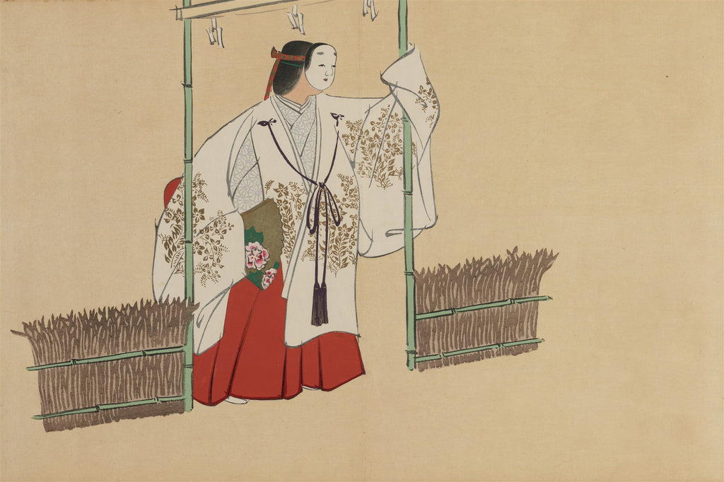 Ilustração japonesa de uma figura mascarada em quimono branco e vermelho, com detalhes dourados, segurando um leque, entre bambus e cercas de palha, em estilo Rinpa.