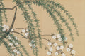 Quadro decorativo com ramos de salgueiro de folhas verdes pendentes e flores de cerejeira brancas delicadas em um fundo bege claro, estilo japonês por Kamisaka Sekka.