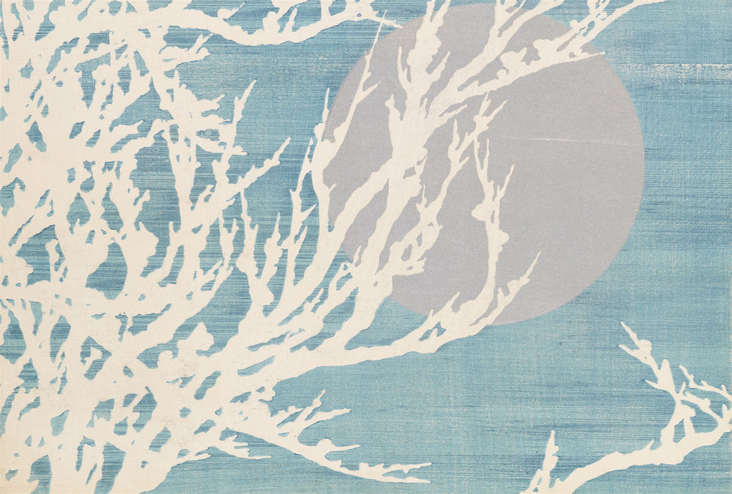 Quadro decorativo com galhos brancos ou claros de árvore em silhueta contra um céu azul claro e uma lua cinza pálida e circular. A textura do fundo azul sugere uma técnica de xilogravura ou pinceladas suaves.