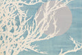 Quadro decorativo com galhos brancos ou claros de árvore em silhueta contra um céu azul claro e uma lua cinza pálida e circular. A textura do fundo azul sugere uma técnica de xilogravura ou pinceladas suaves.