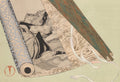 Uma pintura japonesa de Kamisaka Sekka, mostrando uma figura feminina elegante dentro de um rolo de pergaminho desenrolado, com padrões e fitas adornando a cena. A paleta de cores é suave, dominada por tons de bege, cinza e um toque de verde-oliva.