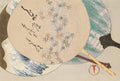 Obra de arte japonesa que retrata leques com caligrafia e padrões botânicos em tons pastel e detalhes em azul, verde e vermelho, atribuída a Kamisaka Sekka. Predominam tons de bege, azul e marrom.