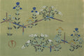 Ilustração japonesa de Kamisaka Sekka com flores azuis, brancas e amarelas entrelaçadas em cercas de bambu sobre um fundo verde oliva.