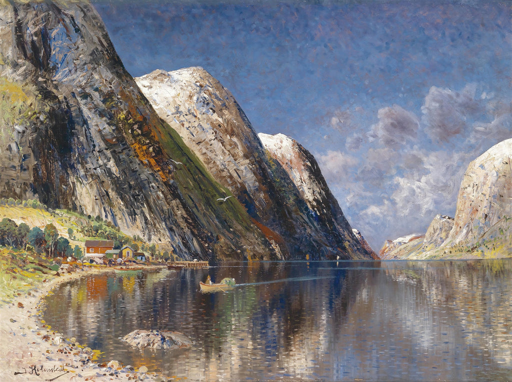 Pintura a óleo de um fiorde norueguês com montanhas escarpadas, água refletora, um pequeno vilarejo costeiro e um barco a remo no centro. Céu azul com nuvens brancas e cinzas.