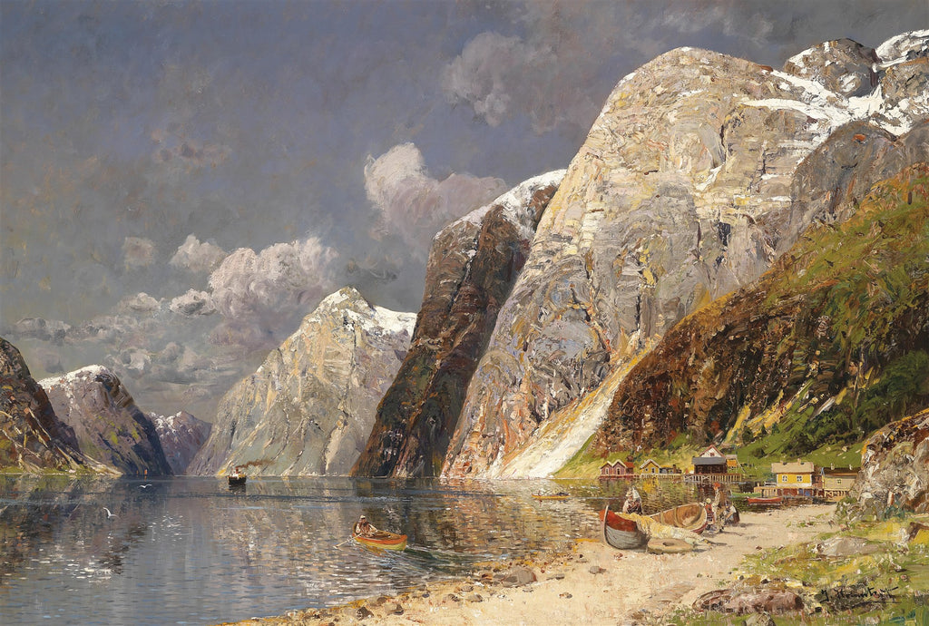 Pintura a óleo de um fiorde norueguês com montanhas imponentes, água calma refletindo o céu nublado, um barco a vapor ao longe e pequenas casas à beira da praia com barcos de pesca. A imagem evoca a majestade da natureza e a vida à beira-mar.