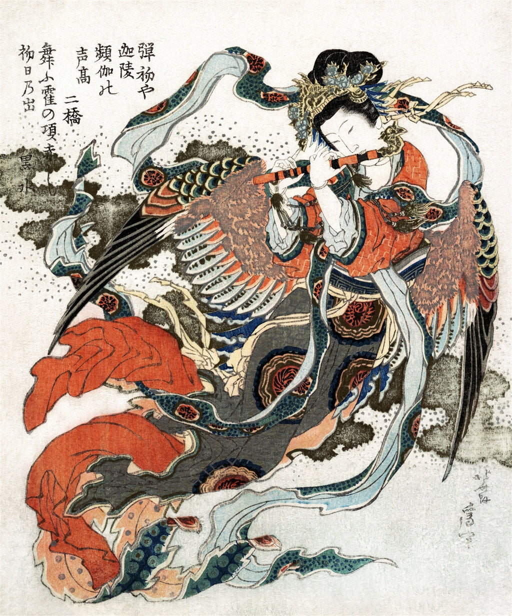 Xilogravura colorida japonesa de uma figura alada com cabeça humana, corpo de pássaro e flauta, flutuando em um céu nublado, por Hokusai.