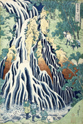 Gravura japonesa colorida de Katsushika Hokusai mostrando uma imponente cachoeira branca e azul caindo por entre rochas acinzentadas e árvores verdes. Três figuras observam a cachoeira de perto. O estilo é ukiyo-e, com montanhas e vegetação em tons de verde e marrom.