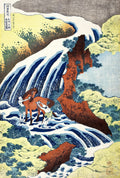 Gravura japonesa colorida de Katsushika Hokusai, 'A Cachoeira de Kirifuri nas Montanhas de Kurokami em Shimotsuke'. Dois homens banham cavalos em uma cachoeira vibrante, com tons de azul, marrom avermelhado e verde-amarelado.