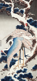 Uma xilogravura japonesa de Katsushika Hokusai, representando duas garças em meio a pinheiros cobertos de neve, com detalhes em azul escuro, rosa pálido e marrom. As aves estão em poses naturais, uma com a cabeça erguida e outra com o pescoço curvado, em uma cena serena de inverno.