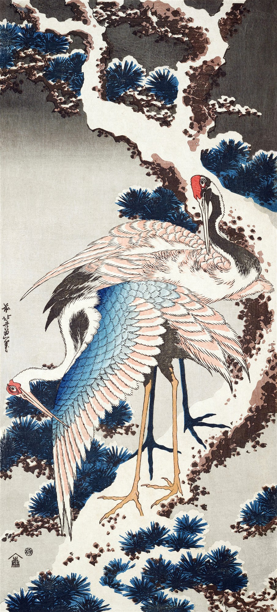 Uma xilogravura japonesa de Katsushika Hokusai, representando duas garças em meio a pinheiros cobertos de neve, com detalhes em azul escuro, rosa pálido e marrom. As aves estão em poses naturais, uma com a cabeça erguida e outra com o pescoço curvado, em uma cena serena de inverno.