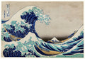 Quadro decorativo da xilogravura A Grande Onda de Kanagawa de Katsushika Hokusai, com ondas azuis e brancas imponentes e barcos em meio à tempestade, com o Monte Fuji ao fundo.