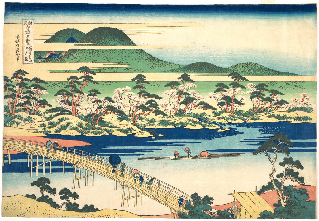 Gravura japonesa colorida de Katsushika Hokusai, retratando uma paisagem com ponte de madeira sobre um rio, montanhas verdes ao fundo e árvores floridas nas margens. Pessoas atravessam a ponte e navegam em jangadas.