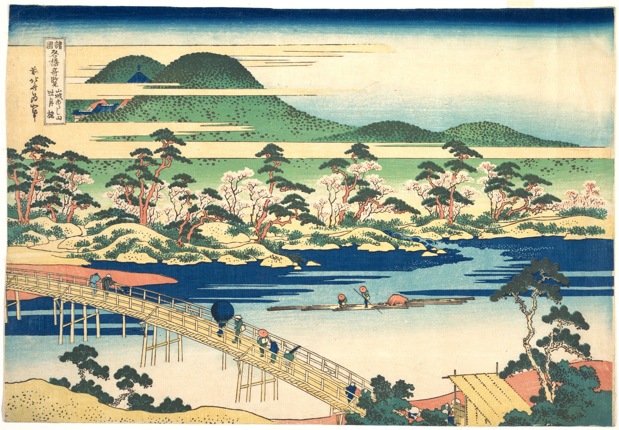Gravura japonesa colorida de Katsushika Hokusai, retratando uma paisagem com ponte de madeira sobre um rio, montanhas verdes ao fundo e árvores floridas nas margens. Pessoas atravessam a ponte e navegam em jangadas.