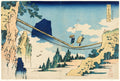 Gravura japonesa colorida de Katsushika Hokusai, 'A Ponte Suspensa de Hoki', mostrando duas figuras atravessando uma ponte rústica de madeira e cordas entre montanhas íngremes, sob um céu azul claro com nuvens brancas, e árvores verdes escuras no vale.
